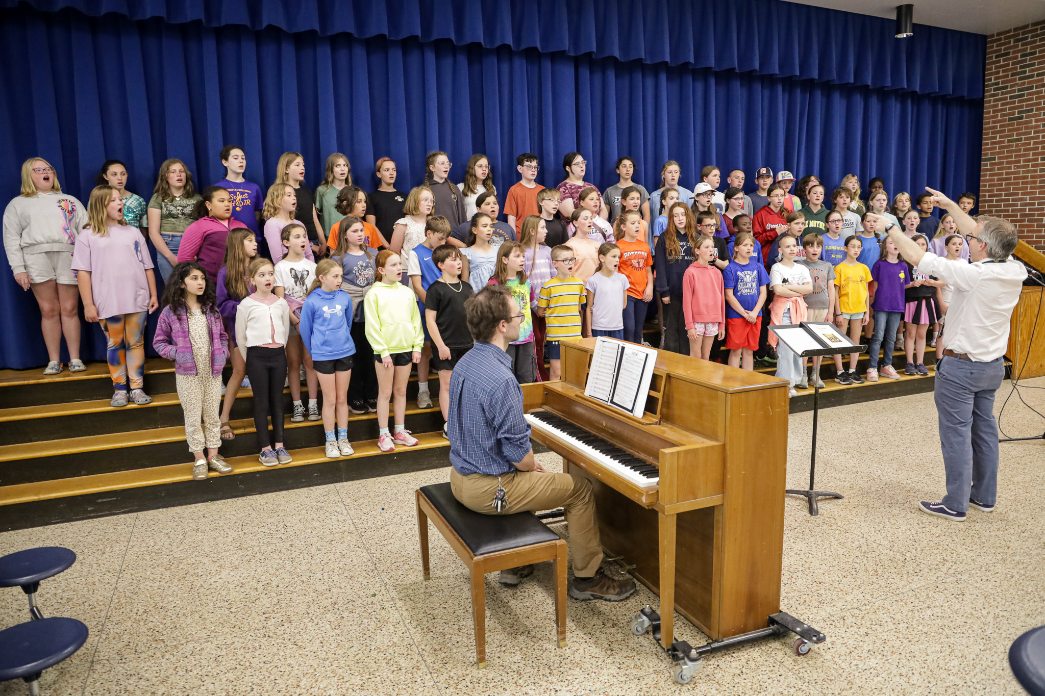 Middle school choir rehearsal 